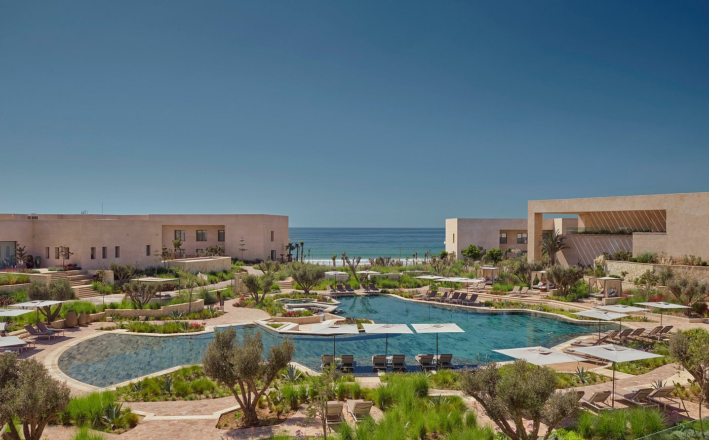 Hôtel avec piscines et jardins face à l’océan