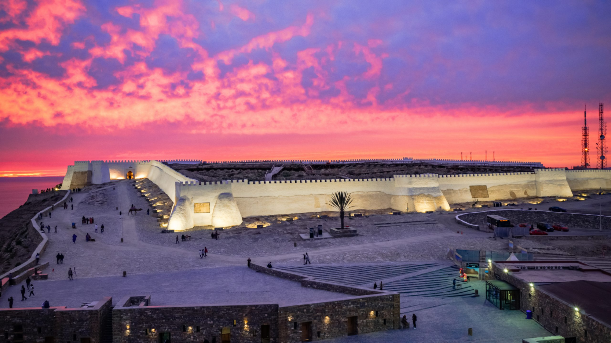 Vue panoramique des remparts d’Agadir Oufellah au crépuscule
