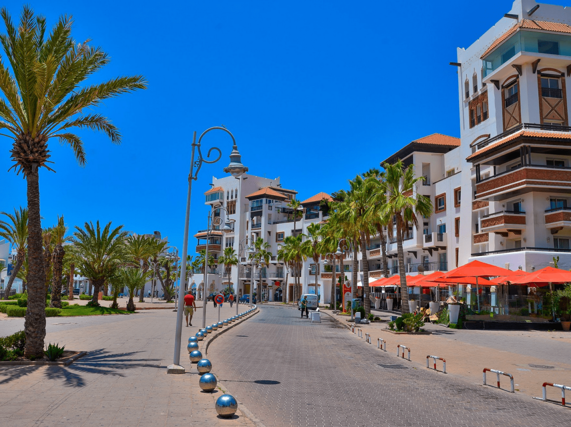 Promenade bordée de palmiers à Agadir