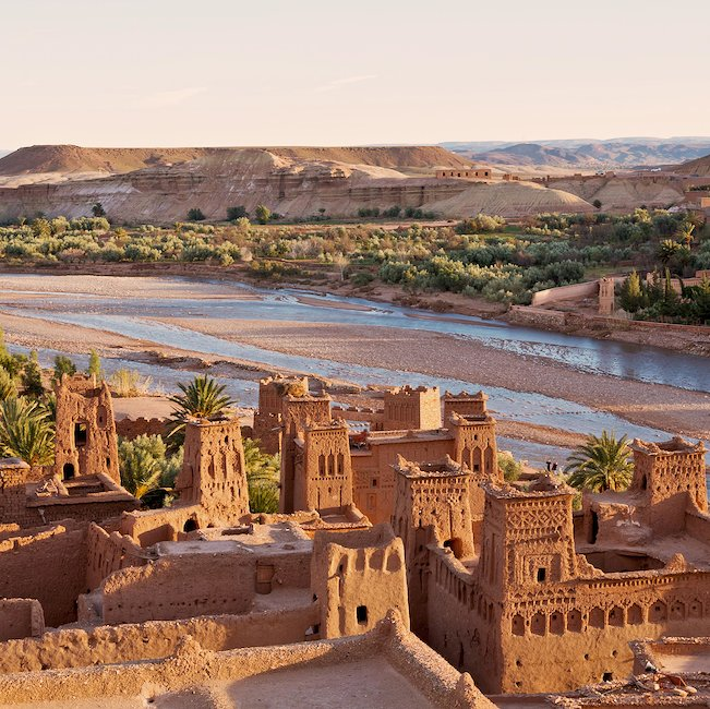 Vue sur les constructions en terre et la vallée d’Aït Ben Haddou