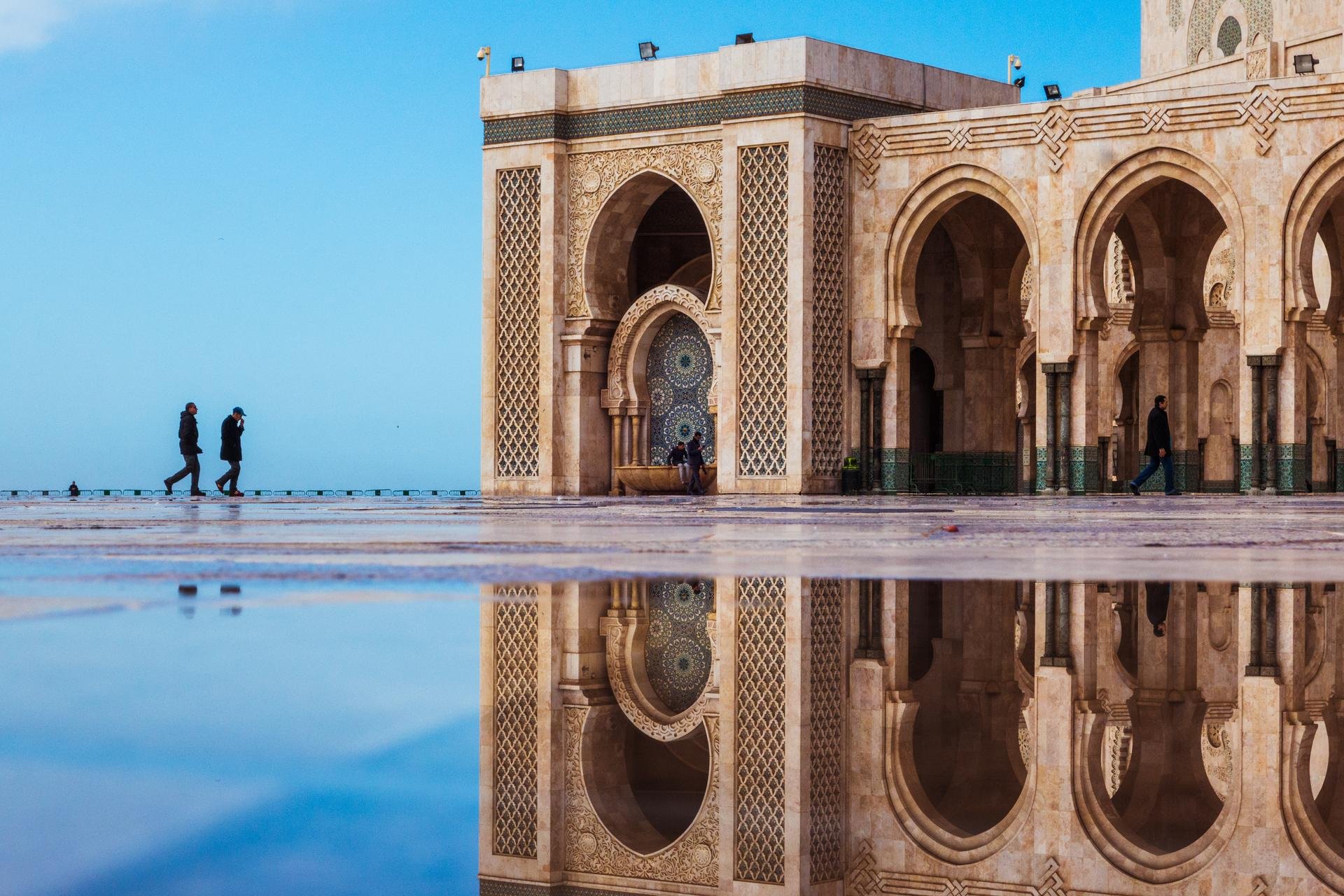 Arcades de la mosquée Hassan II à Casablanca et leurs reflets