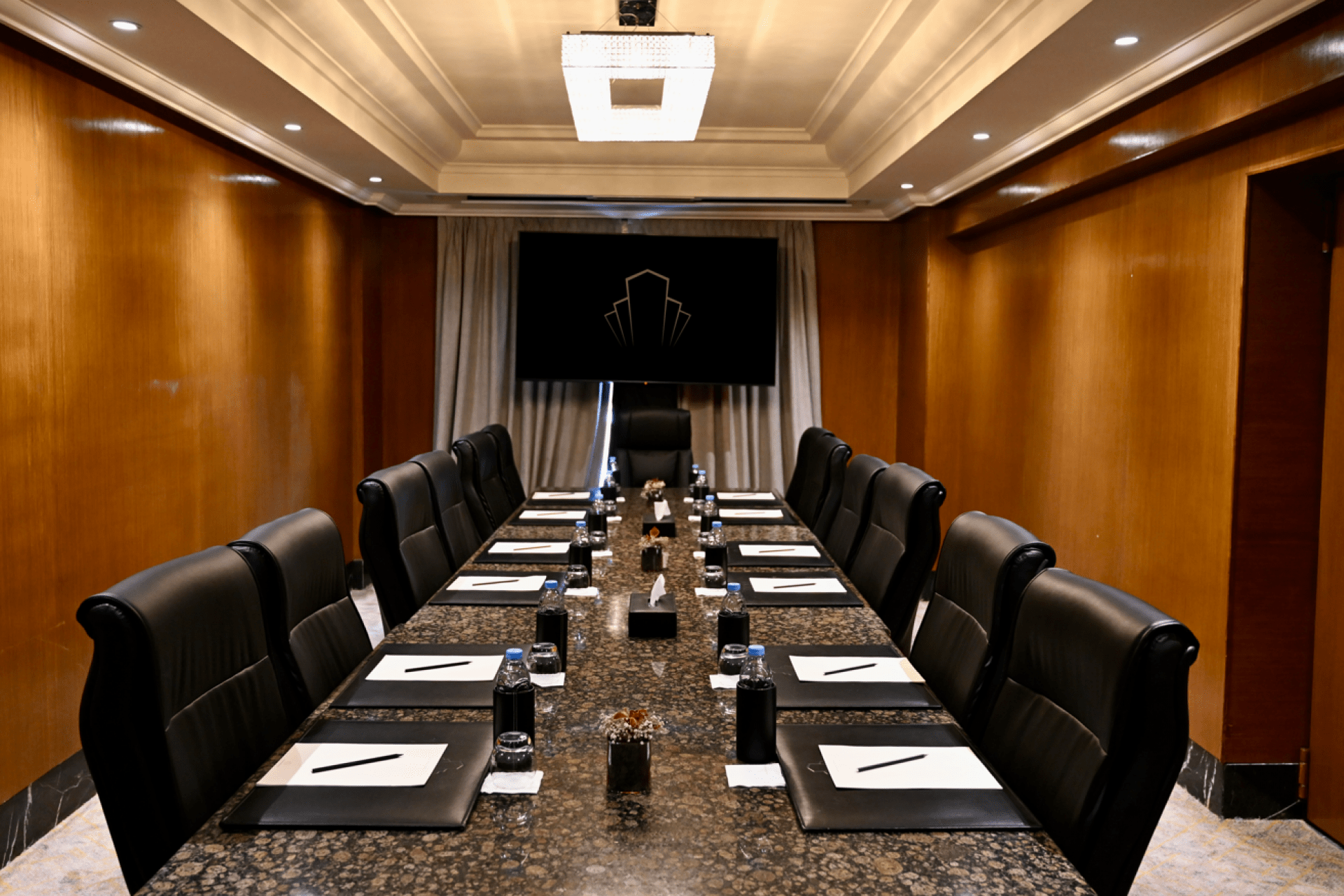 Salle de réunion avec grande table et fauteuils à Casablanca