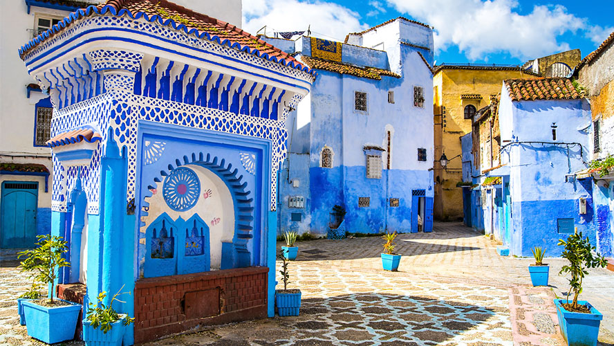 Place de Chefchaouen avec fontaine décorée et façades bleues