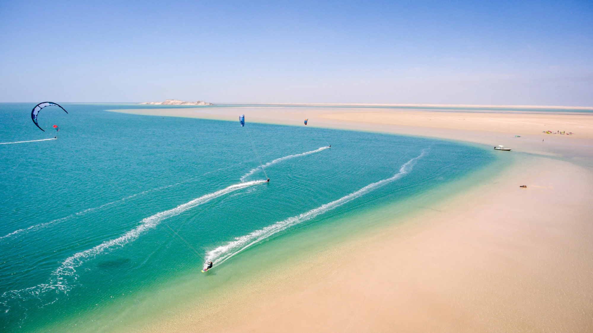 Kitesurfeurs sur la lagune turquoise de Dakhla