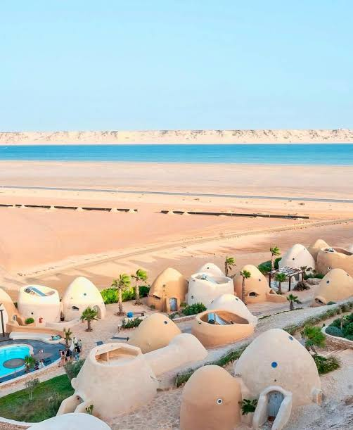 Hébergements aux formes arrondies face à la lagune de Dakhla