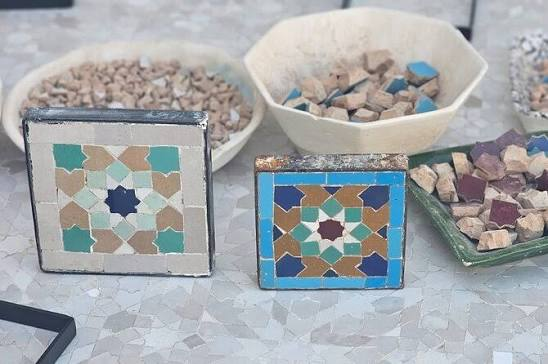 Petites mosaïques en zellige et pièces de céramique pour un atelier