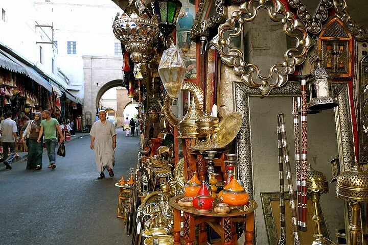 Commerces et objets d’artisanat dans une ruelle