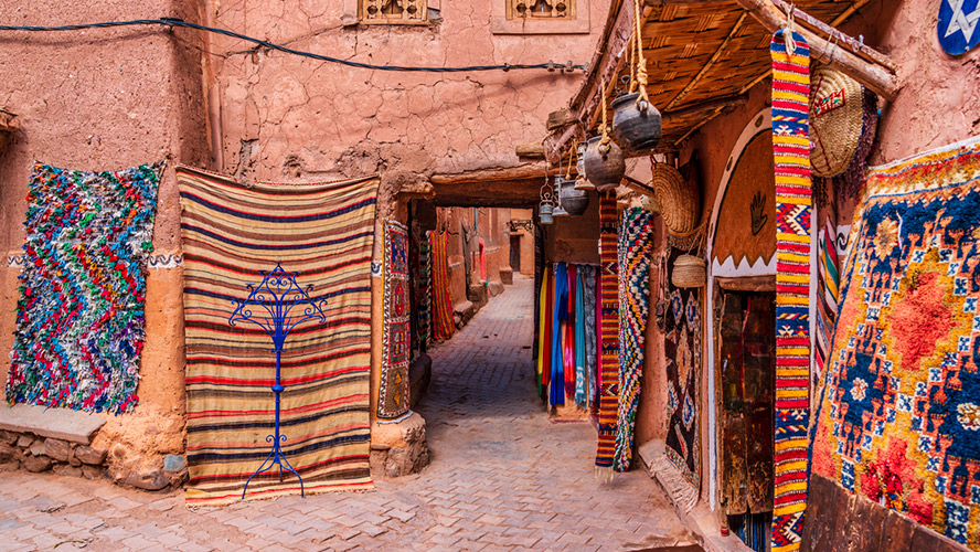 Tapis et artisanat dans une ruelle marocaine