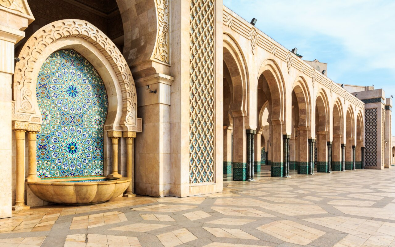Fontaine en zellige et arcades de la mosquée Hassan II à Casablanca