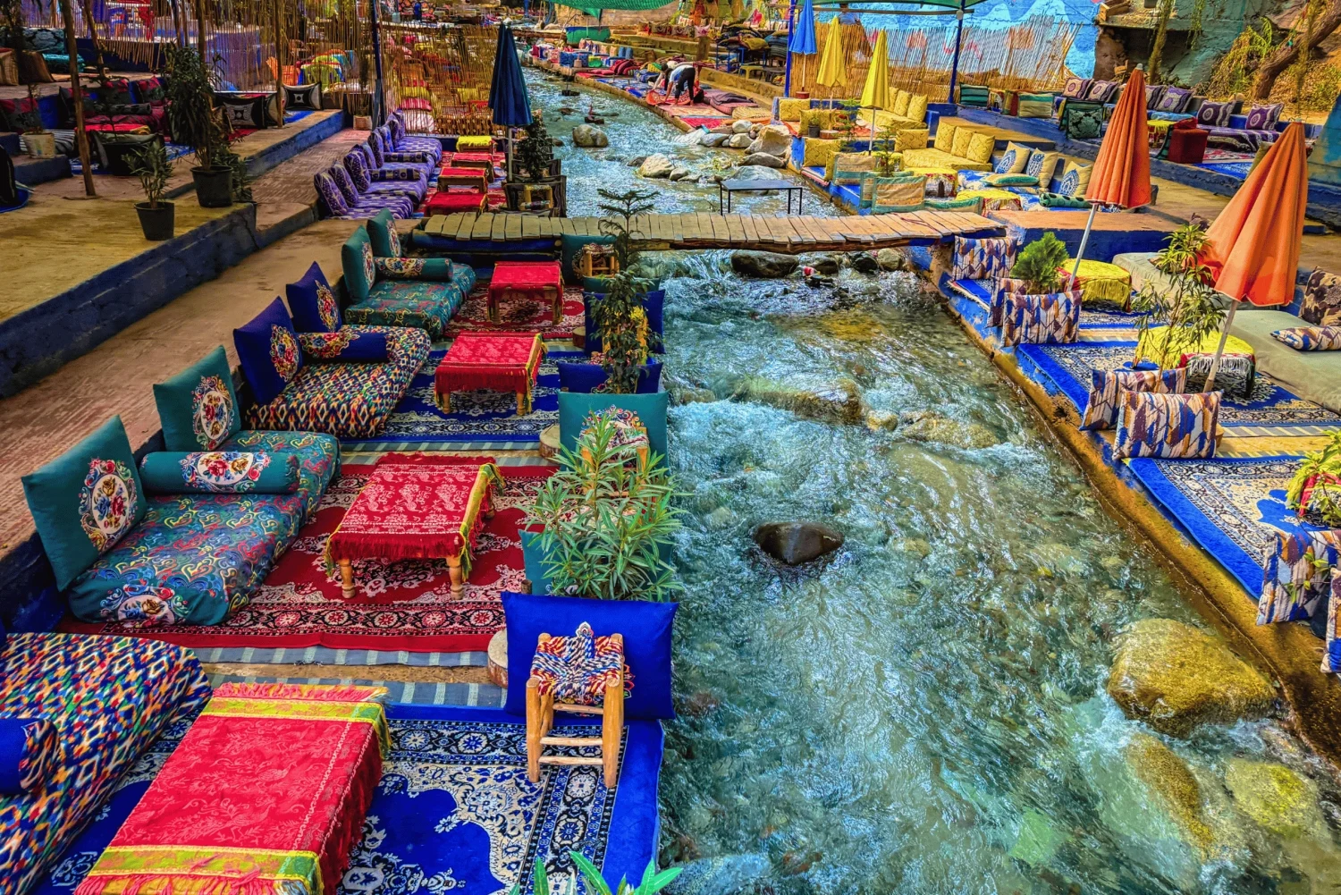 Restaurants et terrasses au bord de la rivière dans la vallée de l’Ourika