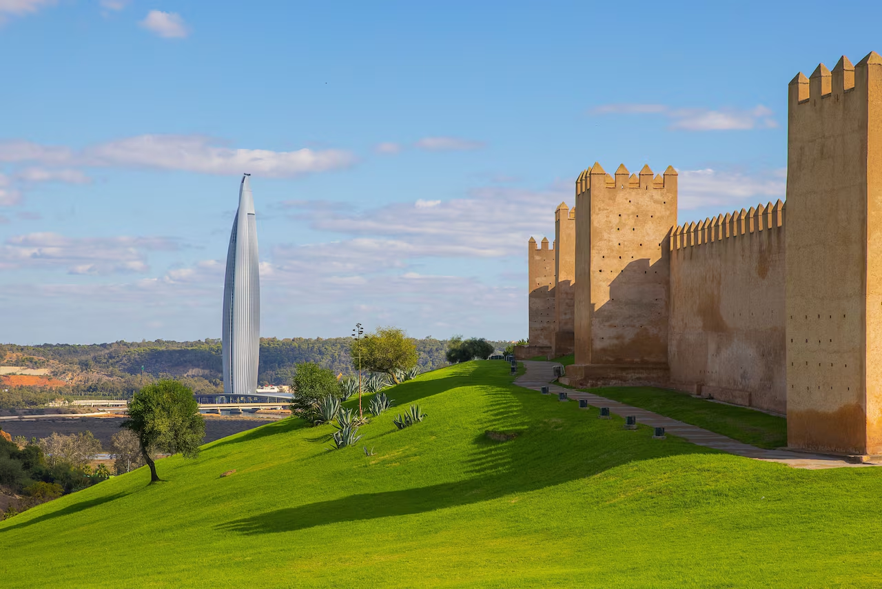 Remparts et jardins avec la tour Mohammed VI en arrière-plan