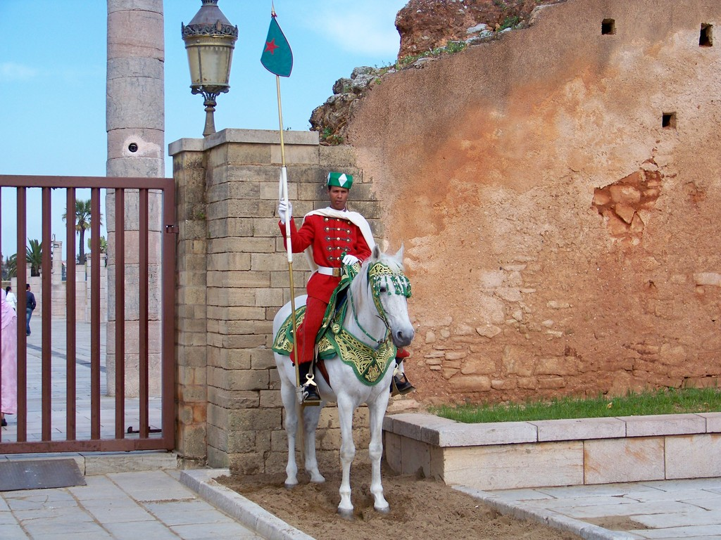 Garde à cheval portant le drapeau marocain à Rabat
