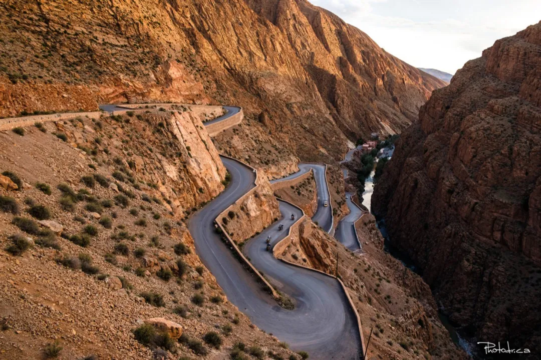 Route en lacets dans les gorges au Maroc