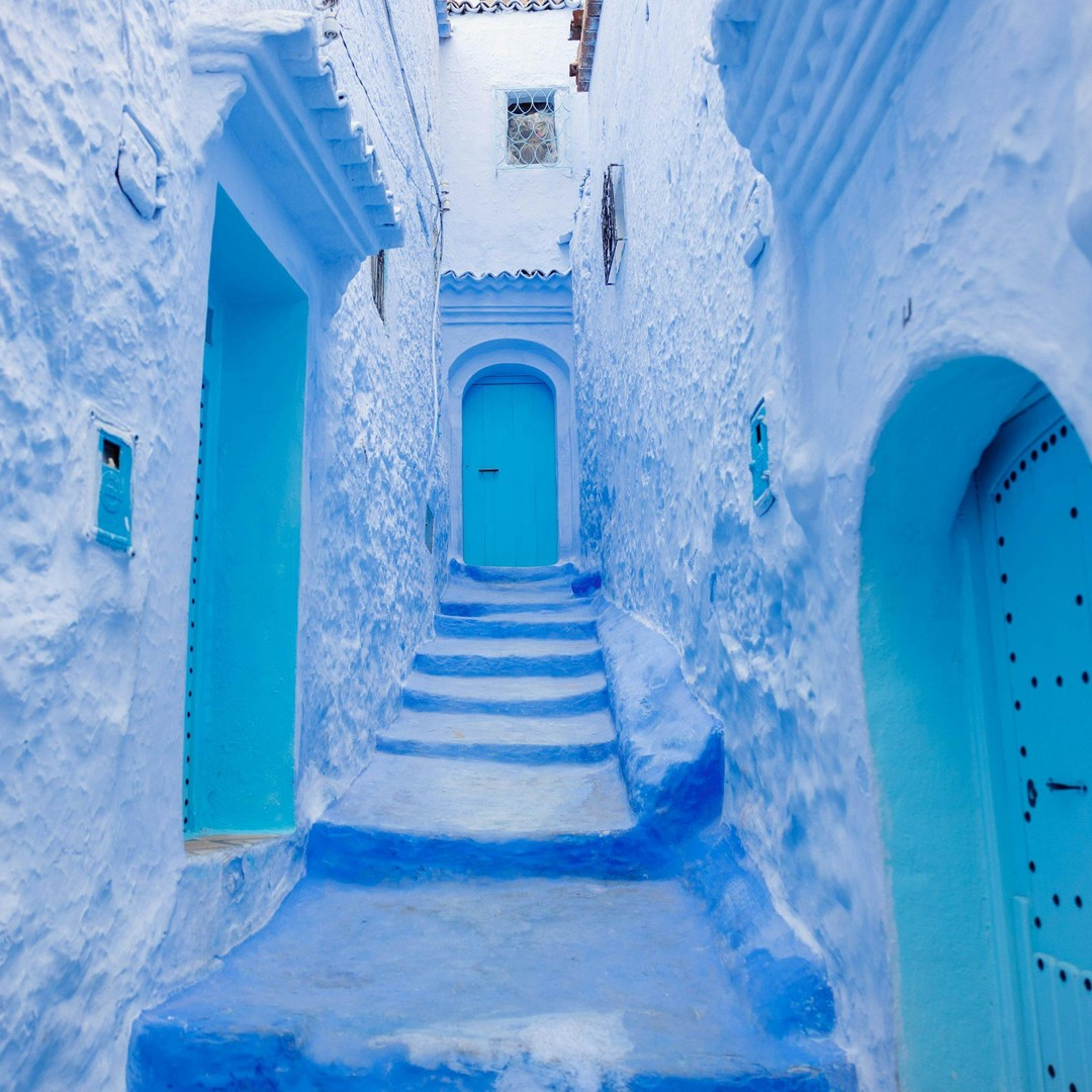 Escalier et portes dans une ruelle bleue de Chefchaouen