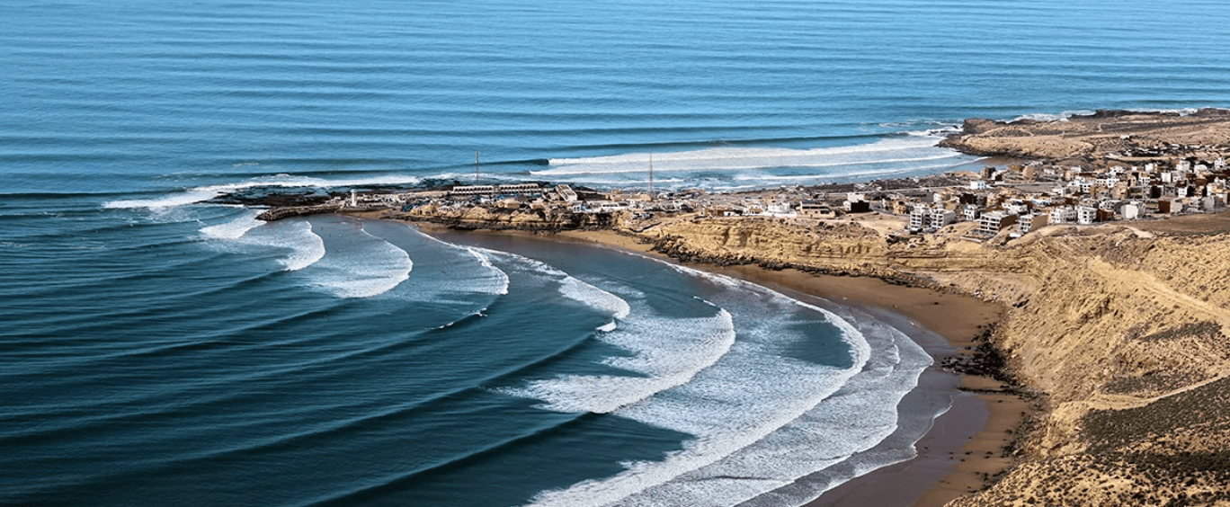 Vue sur la baie et les vagues de la côte de Taghazout