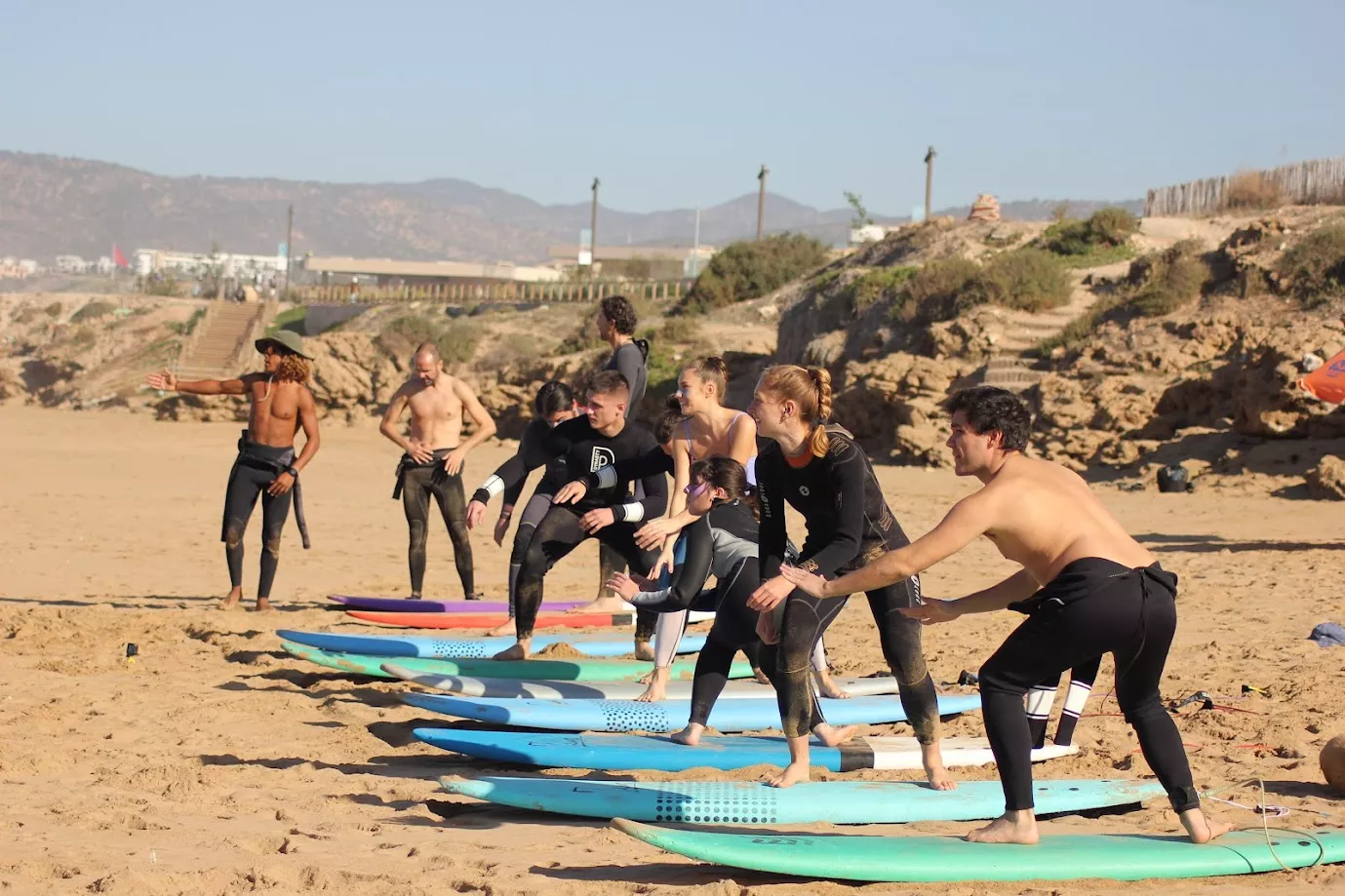 Initiation collective au surf sur la plage