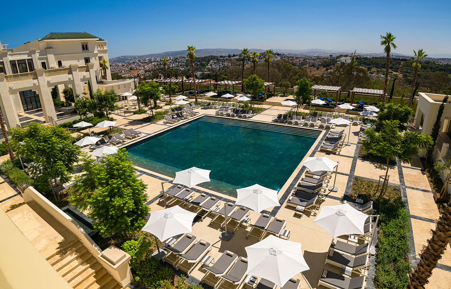Hôtel à Tanger avec piscine, jardins et vue sur la ville