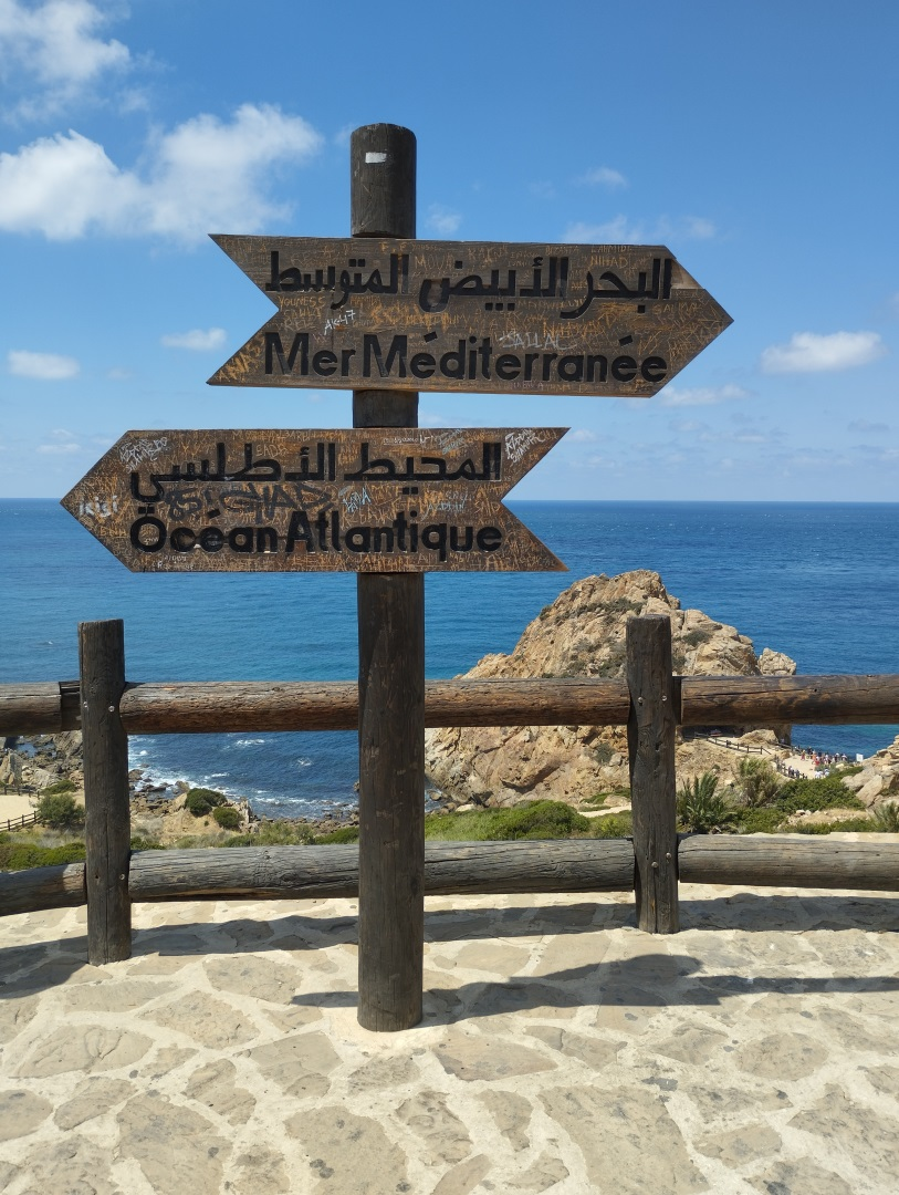Panneau indiquant la Méditerranée et l’Atlantique au cap Spartel