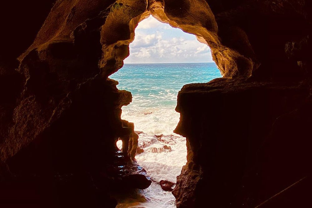 Ouverture des grottes d’Hercule sur l’océan près de Tanger